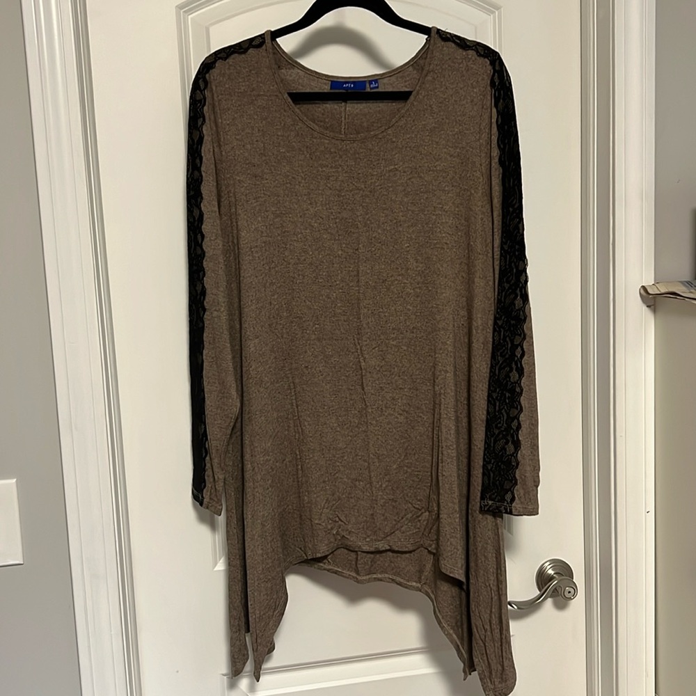 Asymmetrical tunic with lace detail on sleeves. Size L.